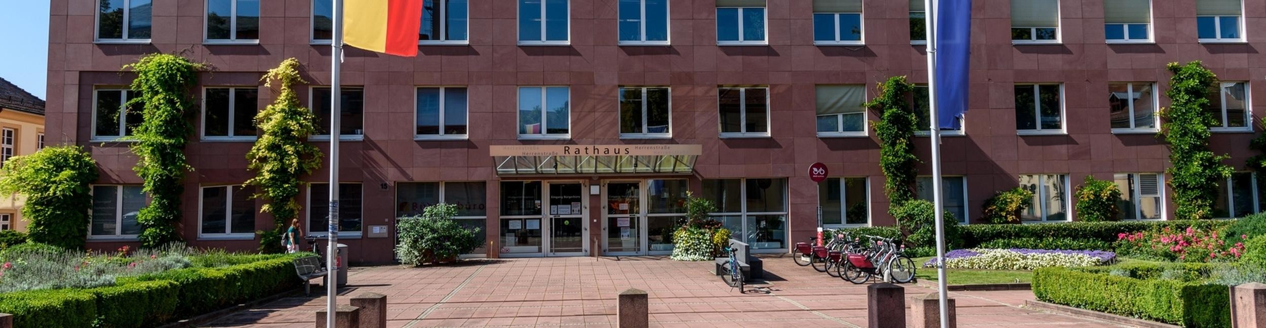 Rathaus Herrenstraße in Rastatt. Foto: Gerhard Dinger Eingang Rathaus Herrenstraße in Rastatt