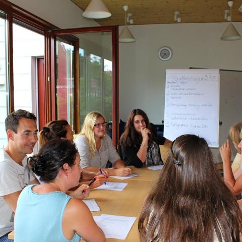 Foto: Nadine Daniel/Stadt Rastatt Erzieherinnen und Erzieher sitzen an einem Tisch