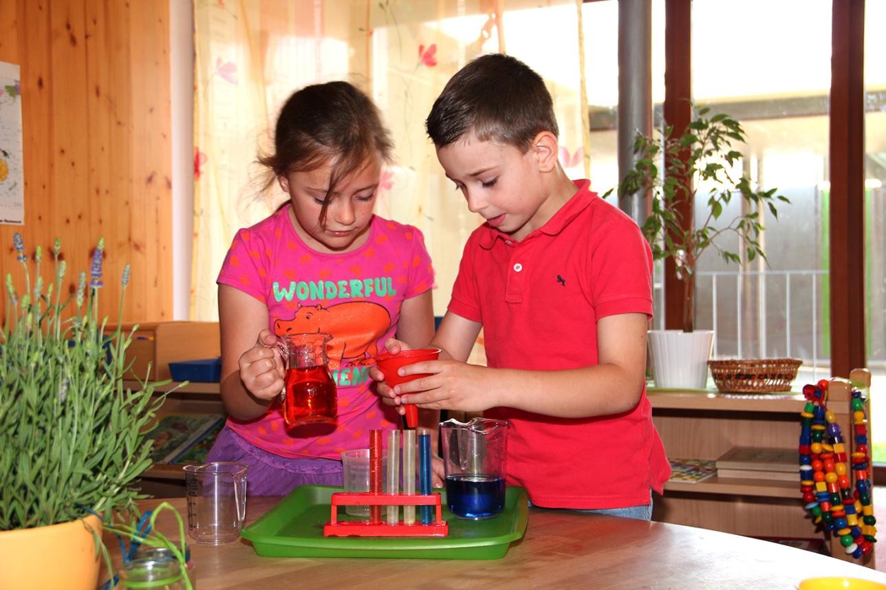 Zwei Kinder führen Chemieexperiment durch