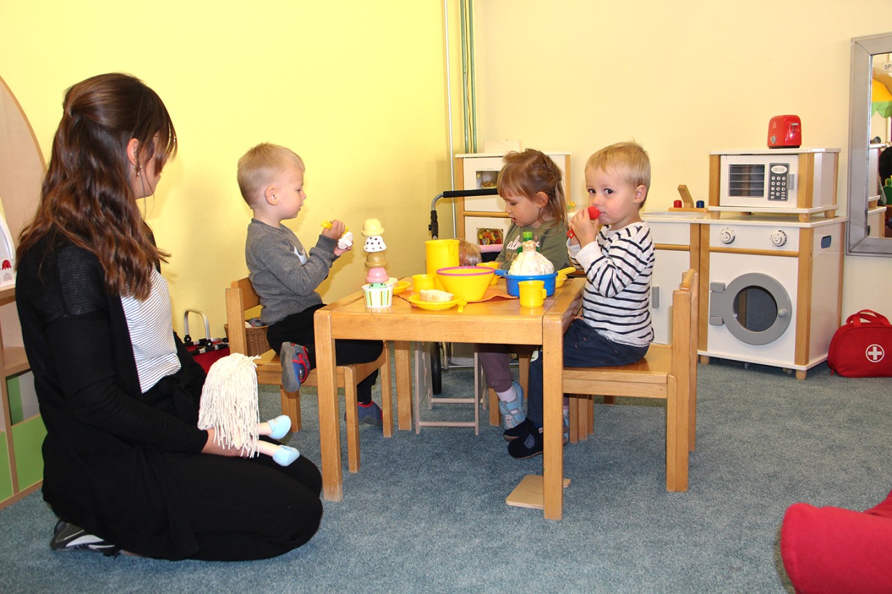 Kinder sitzen am Tisch und Spielen Kaffeekränzchen