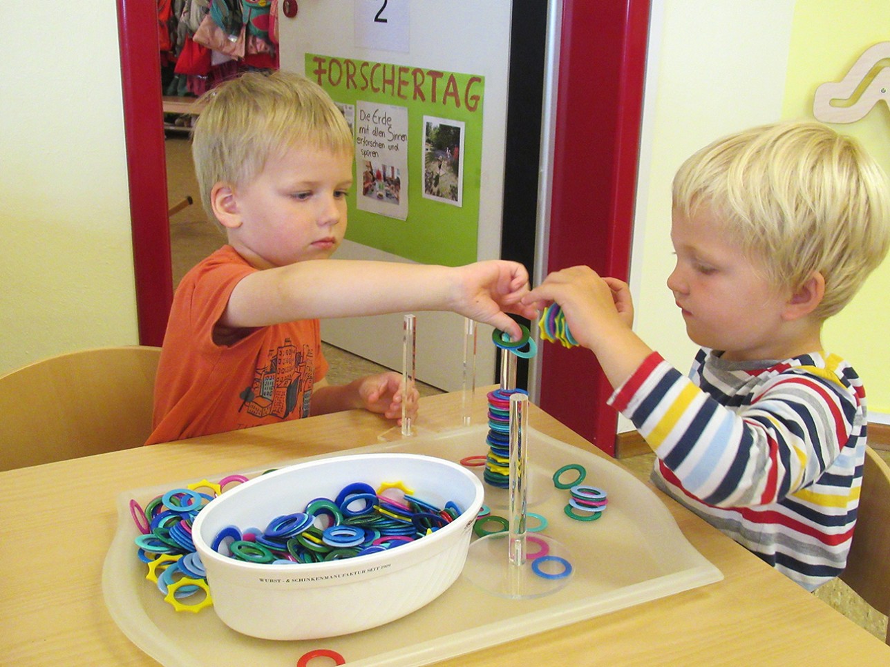 Kinder spielen 