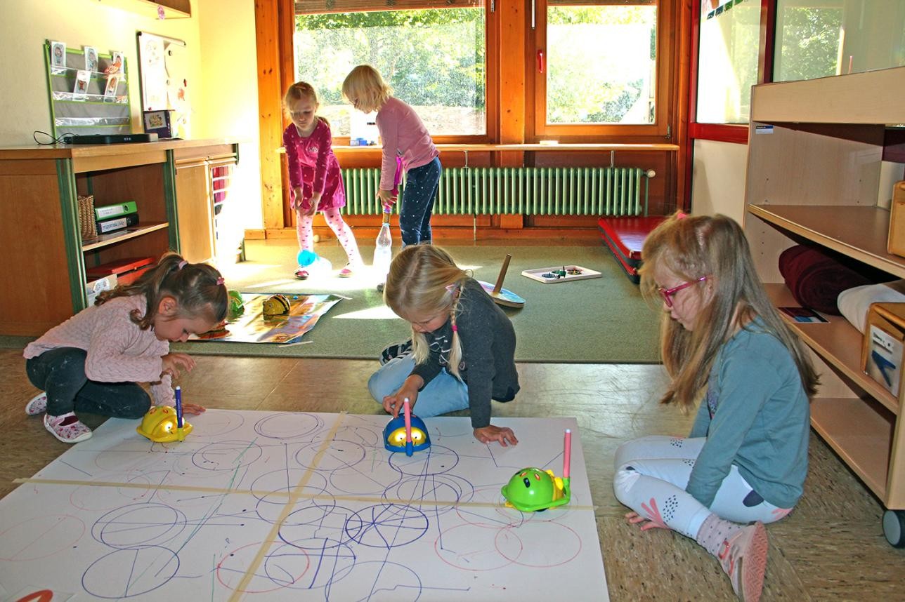 Kinder üben sich in Robotik