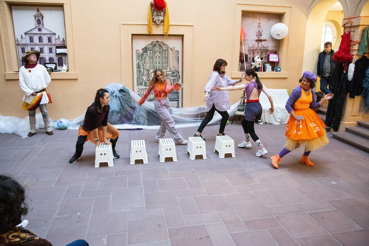 Dancers imitate the game "musical chairs"