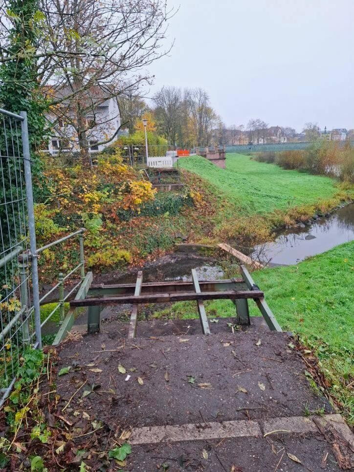 In rund zwei Stunden war der marode Schachtelbachsteg ausgehoben. Jetzt wird er saniert und Ende Januar wieder eingesetzt. Fotos: Stadt Rastatt/Haiko Wölfl Blicka auf den Schachtelbachsteg