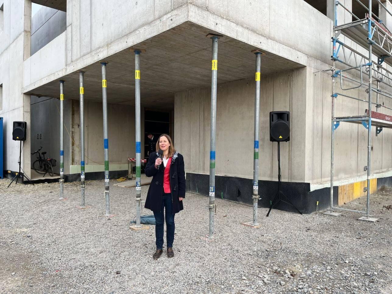 Das Grundgerüst steht, nun kann der Innenausbau beginnen: In Plittersdorf wurde Richtfest der neuen Feuerwache gefeiert. Fotos: Stadt Rastatt/Heike Bornhäußer Oberbürgermeisterin Monika Müller hält Rede beim Richtfest der Feuerwache Plittersdorf