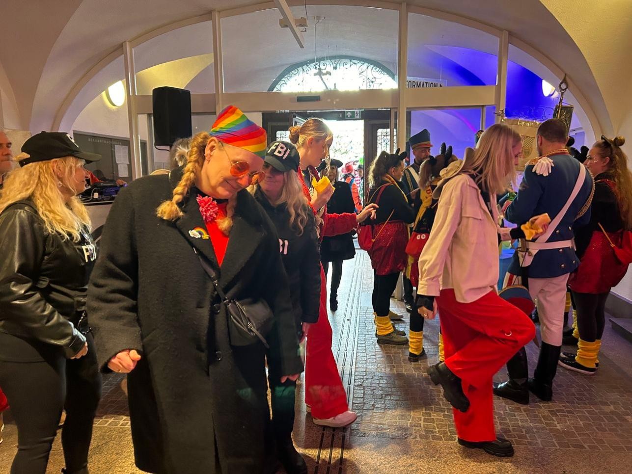Feiernde Menschen im Rathaus