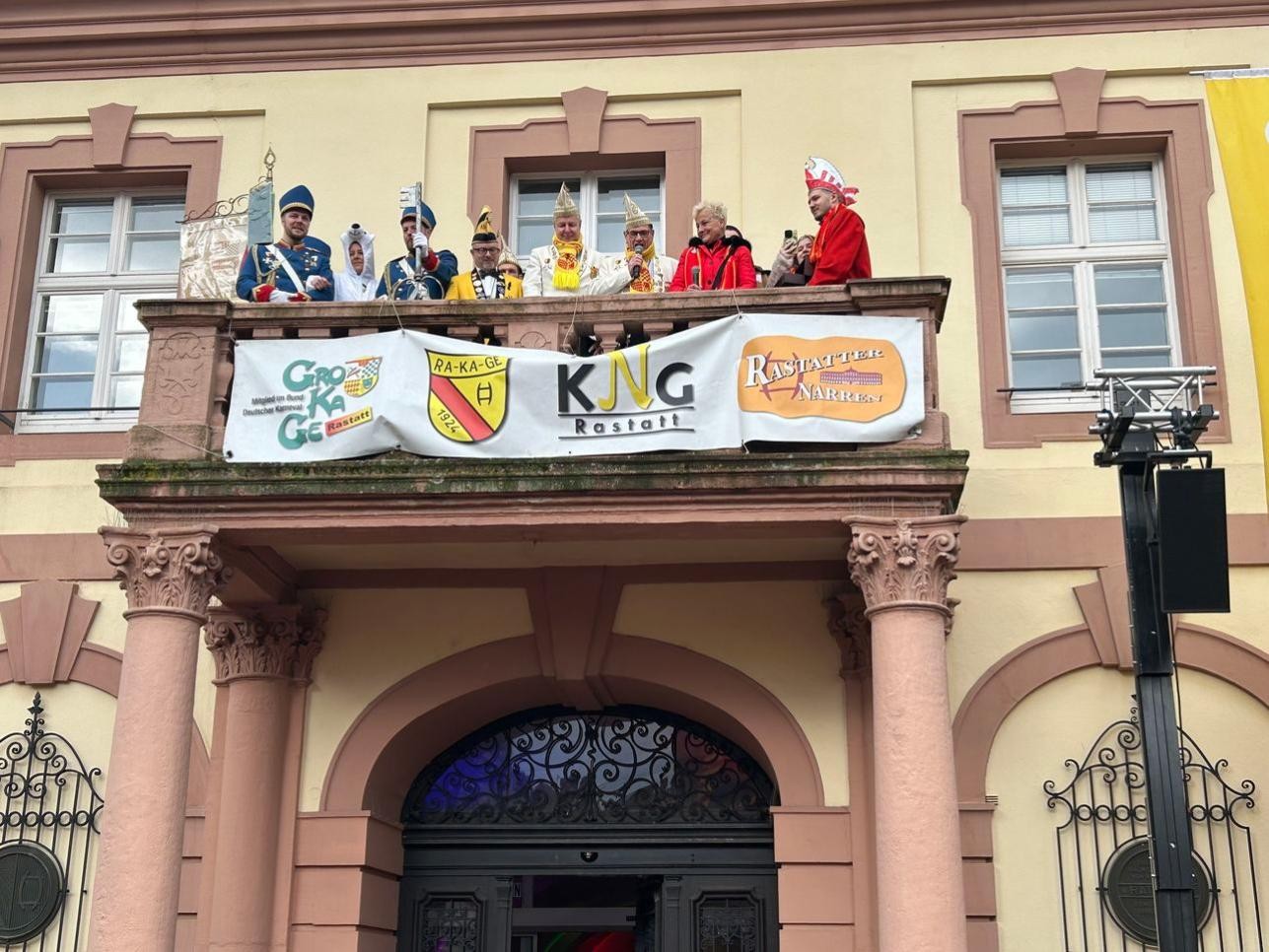 Narrengericht auf dem Rathausbalkon