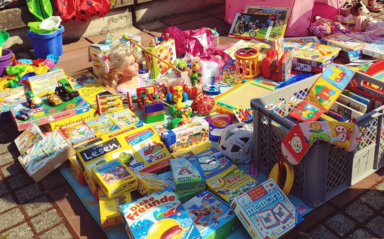 Beim Kinderflohmarkt im Kulturforum gibt es jede Menge gebrauchte Spiele, ausgelesene Bücher, CDs oder unbenutztes Spielzeug. Foto: Stadt Rastatt/Mareike Speidel Spielsachen zum Verkauf beim Kinderflohmarkt