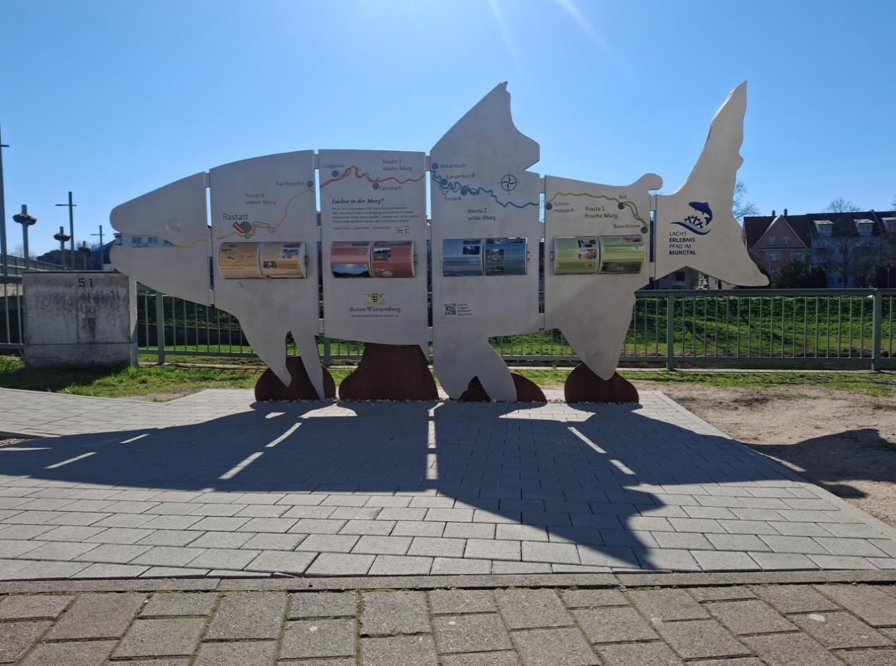 Die Informationstafel in Form eines Lachses an der Badener Brücke