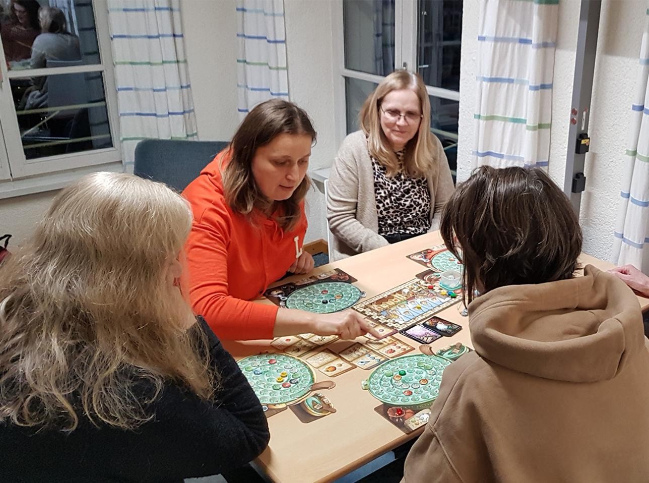 Beim Spieleabend in der Stadtbibliothek Rastatt können Jugendliche und Erwachsene verschiedene Brett- und Kartenspiele ausprobieren