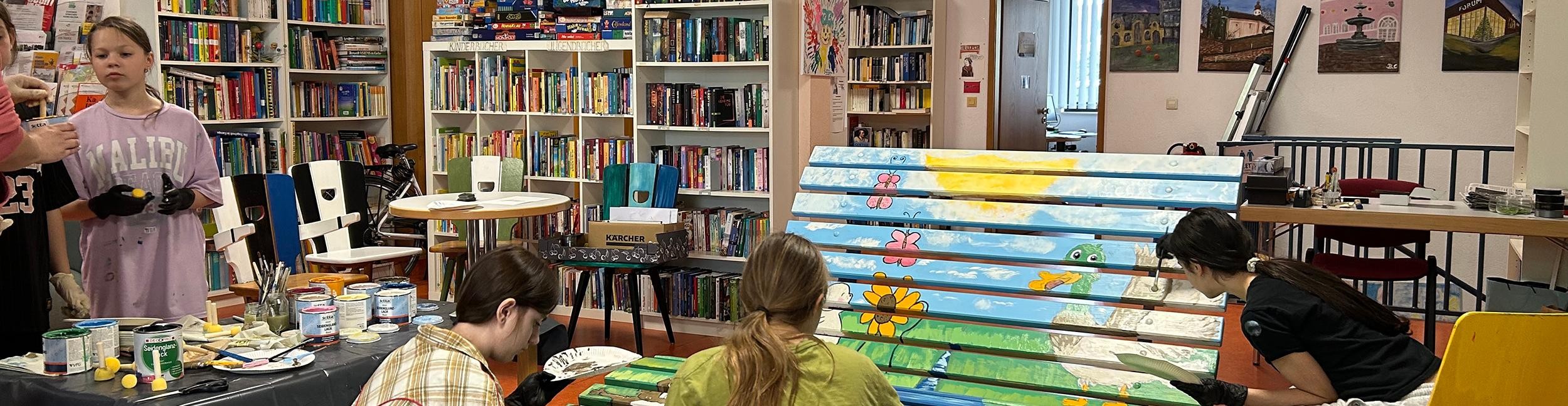 Himmelsliegen laden zum Ausruhen ein. Foto: Stadt Rastatt/Samira Kaiser Mädchen bemalen Himmelsliege