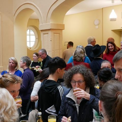 Gemeinsam feierten die Gäste die Einweihung der Kunstinstallation "Vielfalt im Glauben". Foto: Stadt Rastatt/Petra Oser Menschen im Gespräch im Rossi-Haus