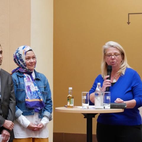 Alle Rastatter Religionsgemeinschaften hielten Impulsvorträge. Foto: Stadt Rastatt/Martina Becka Frau hält eine Rede im Rossi-Haus