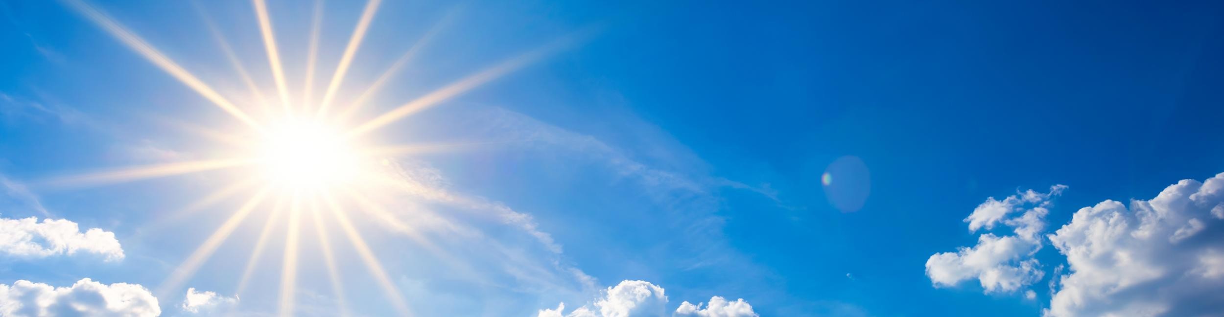Foto: stock.adobe.com - Günter Albers Strahlende Sonne am Himmel mit wenigen Wolken