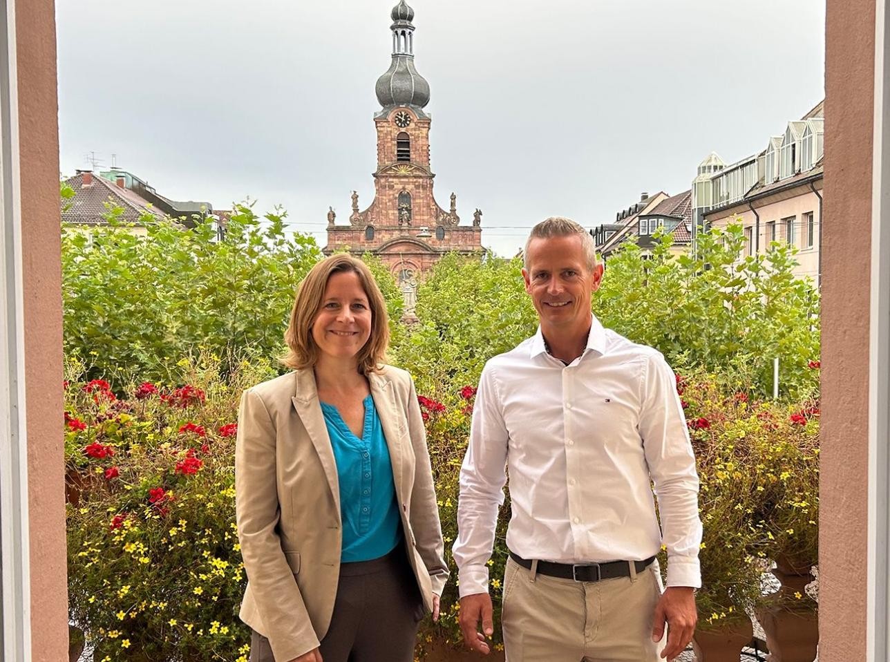 Oberbürgermeisterin Monika Müller begrüßt Lutz Kirchner als Zweiten Beigeordneten der Stadt Rastatt im Rathaus. Foto: Stadt Rastatt/Samira Kaiser Oberbürgermeisterin Monika Müller und Lutz Kirchner