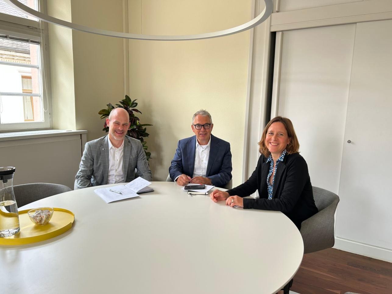 Der Präsident der Industrie- und Handelskammer Karlsruhe, Volker Hasbargen (Mitte), und Hauptgeschäftsführer Dr. Arne Rudolph (links) zu Gast bei Oberbürgermeisterin Monika Müller. Foto: Stadt Rastatt/Samira Kaiser Menschen sitzen am Tisch