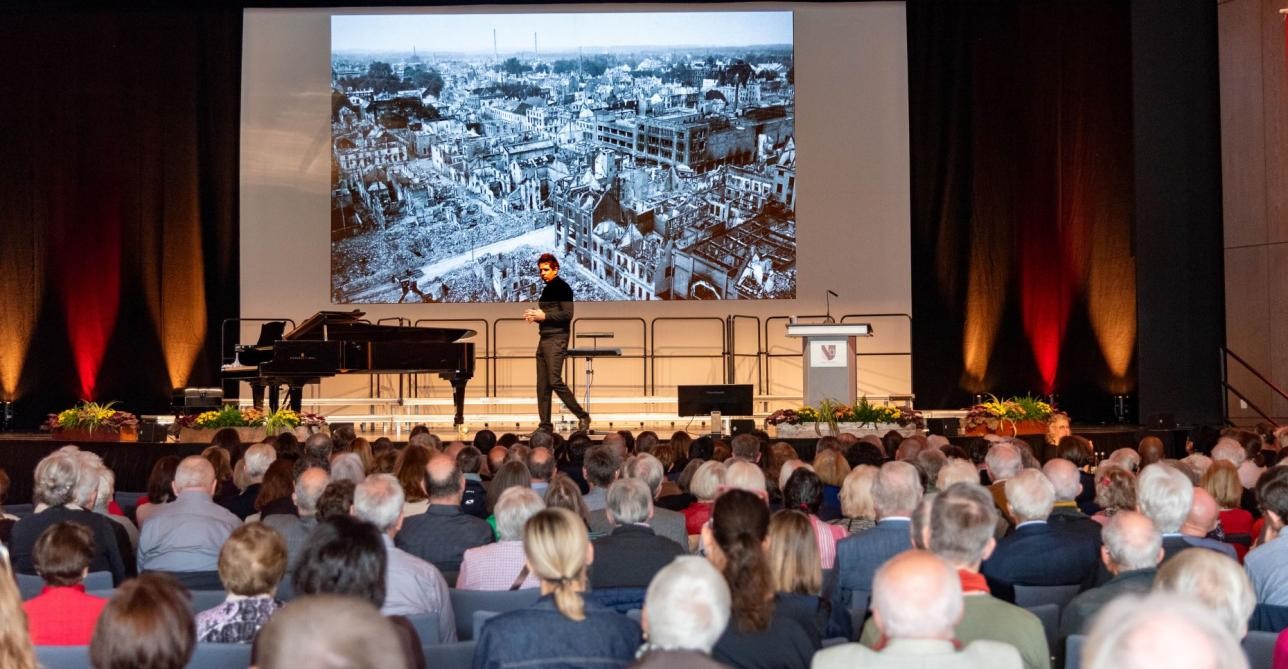 Prof. Dr. Martin Andree auf der Bühne