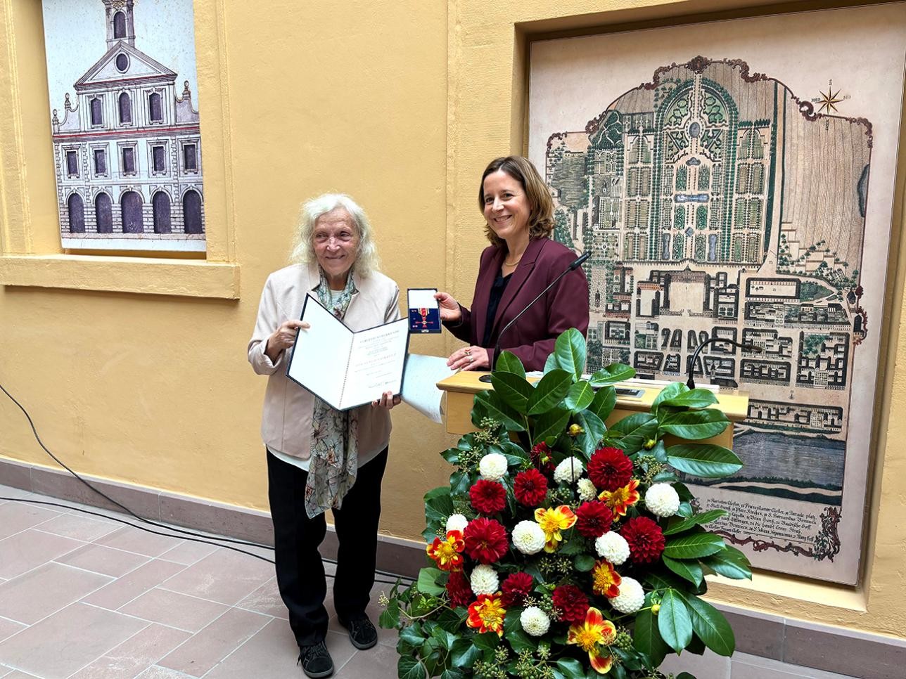 Frau Prof. Dr. Erika Schneider nimmt das Verdienstkreuz am Bande des Verdienstordens der Bundesrepublik Deutschland durch Oberbürgermeisterin Monika Müller in Empfang. Foto: Stadt Rastatt/Isabelle Joyon Frau Prof. Dr. Erika Schneider nimmt das Verdienstkreuz am Bande des Verdienstordens der Bundesrepublik Deutschland durch Oberbürgermeisterin Monika Müller in Empfang.