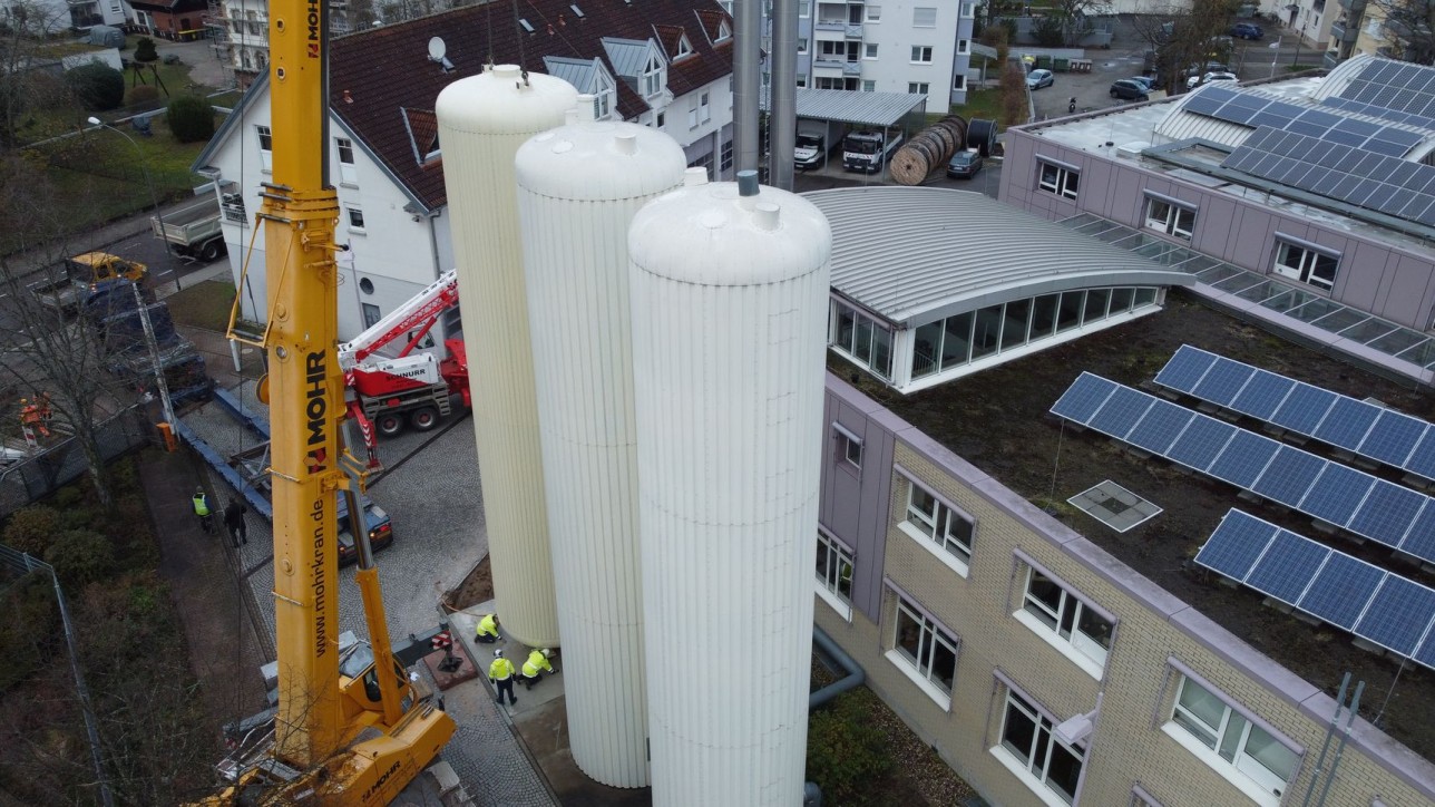 Anlieferung des 16,6 Meter hohen Pufferspeichers auf dem Stadtwerke-Gelände. Foto: Stadtwerke Rastatt/Maleen Thiele Anlieferung des 16,6 Meter hohen Pufferspeichers auf dem Stadtwerke-Gelände.