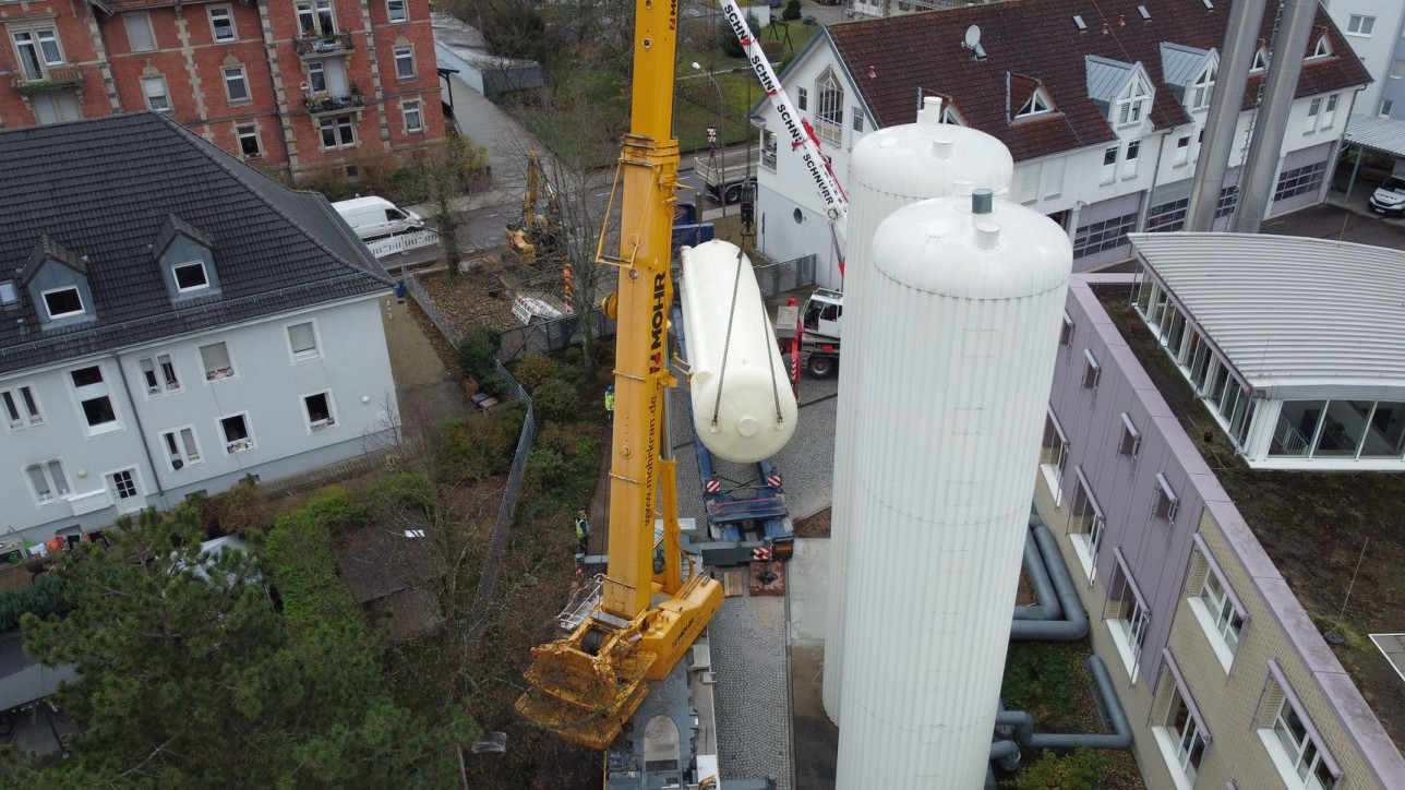 Anlieferung des 16,6 Meter hohen Pufferspeichers auf dem Stadtwerke-Gelände. Foto: Stadtwerke Rastatt/Maleen Thiele Anlieferung des 16,6 Meter hohen Pufferspeichers auf dem Stadtwerke-Gelände.