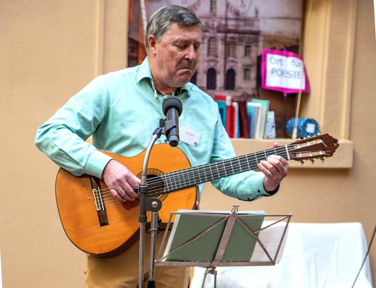 Roland Walter singt Lieder über die Demokratie
