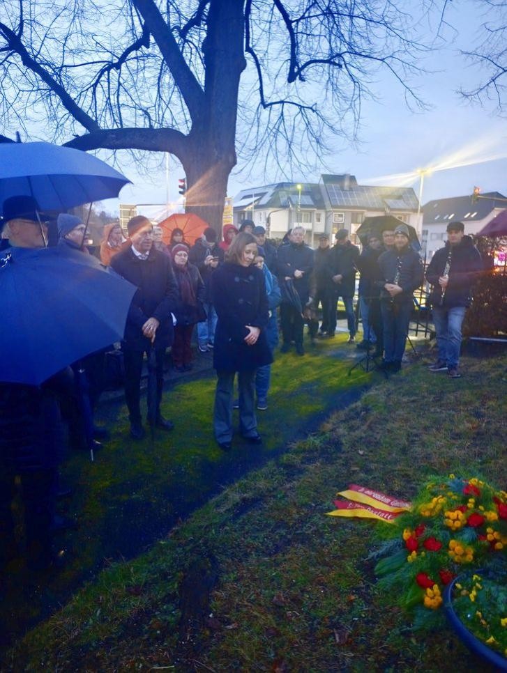 „Sich der Erinnerung stellen“: Die Stadt Rastatt hatte eingeladen und viele Menschen waren gekommen, um am 27. Januar der Opfer des NS-Regimes zu gedenken, Foto: Miriam Fischer / Stadt Rastatt. Gedenkveranstaltung auf dem jüdischen Friedhof in Rastatt