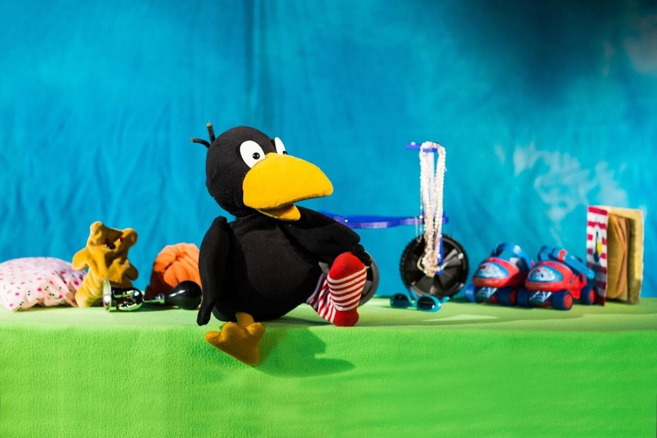 Das Theater „Tearticolo“ bringt am Freitag, 13. März, das Stück „Alles Meins! Sagt der kleine Rabe Socke“ auf die Bühne im Kellertheater. Foto: Kai Myller Der kleine Rabe Socke