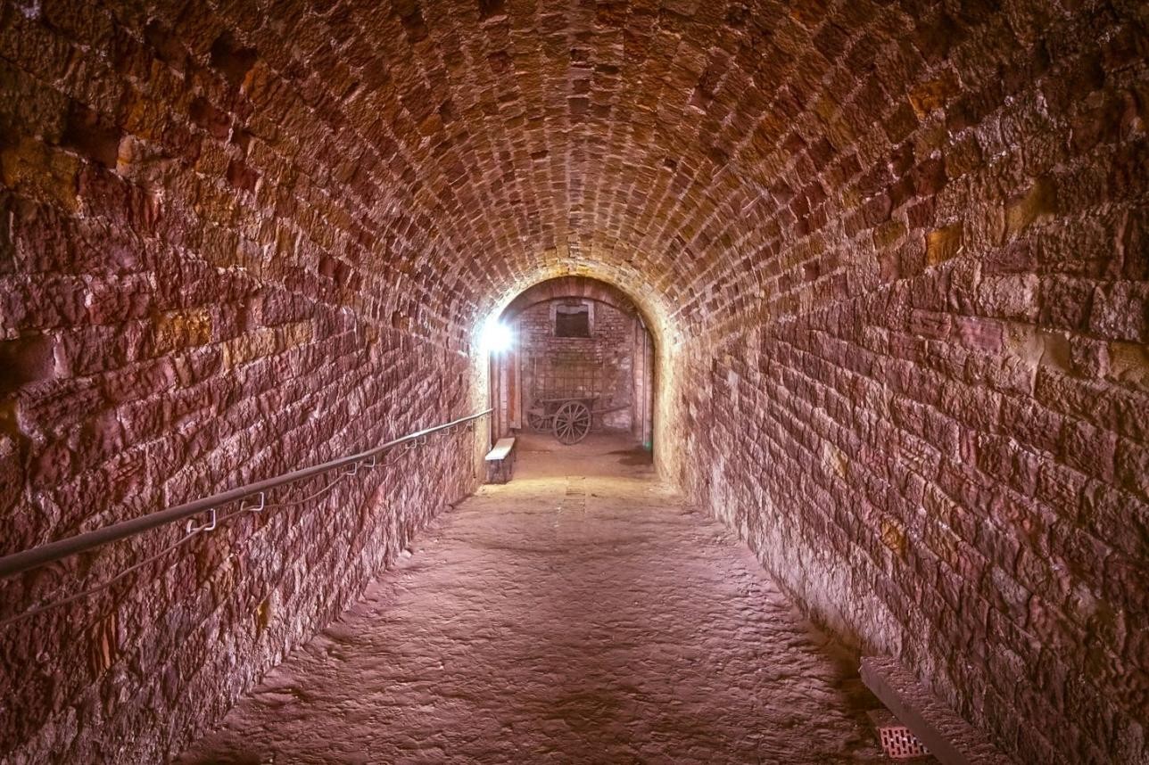 Mit der „Funzel“ durch die Kasematten am Südring, das ist am 14. März wieder möglich. Foto: Historischer Verein Rastatt Blick in die Kasematten