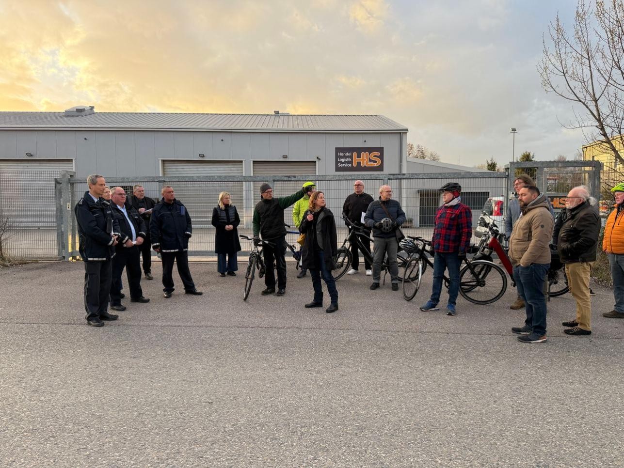 Bei einer gemeinsamen Sicherheitsbegehung von der Stadtverwaltung Rastatt und der Polizei wurden mit Vertreterinnen und Vertretern von Vereinen, Organisationen und Unternehmen die Stadtteile Industriegebiet Ost und Rheinau-Nord begangen. Fotos: Stadt Rastatt/Samira Kaiser Bei einer gemeinsamen Sicherheitsbegehung von der Stadtverwaltung Rastatt und der Polizei wurden mit Vertreterinnen und Vertretern von Vereinen, Organisationen und Unternehmen die Stadtteile Industriegebiet Ost und Rheinau-Nord begangen.