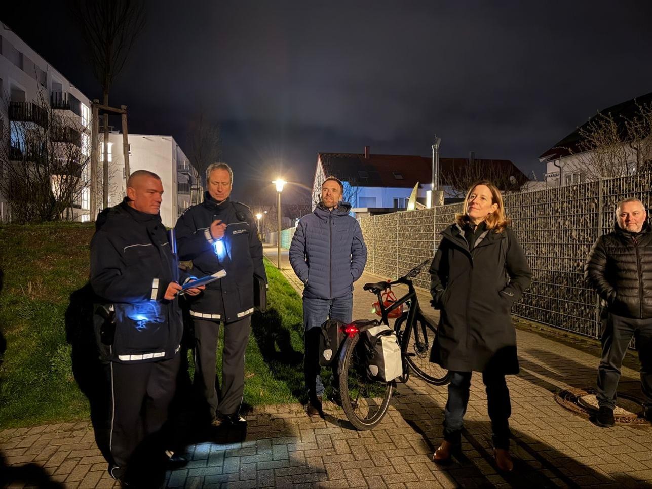 Bei einer gemeinsamen Sicherheitsbegehung von der Stadtverwaltung Rastatt und der Polizei wurden mit Vertreterinnen und Vertretern von Vereinen, Organisationen und Unternehmen die Stadtteile Industriegebiet Ost und Rheinau-Nord begangen. Fotos: Stadt Rastatt/Samira Kaiser Bei einer gemeinsamen Sicherheitsbegehung von der Stadtverwaltung Rastatt und der Polizei wurden mit Vertreterinnen und Vertretern von Vereinen, Organisationen und Unternehmen die Stadtteile Industriegebiet Ost und Rheinau-Nord begangen.