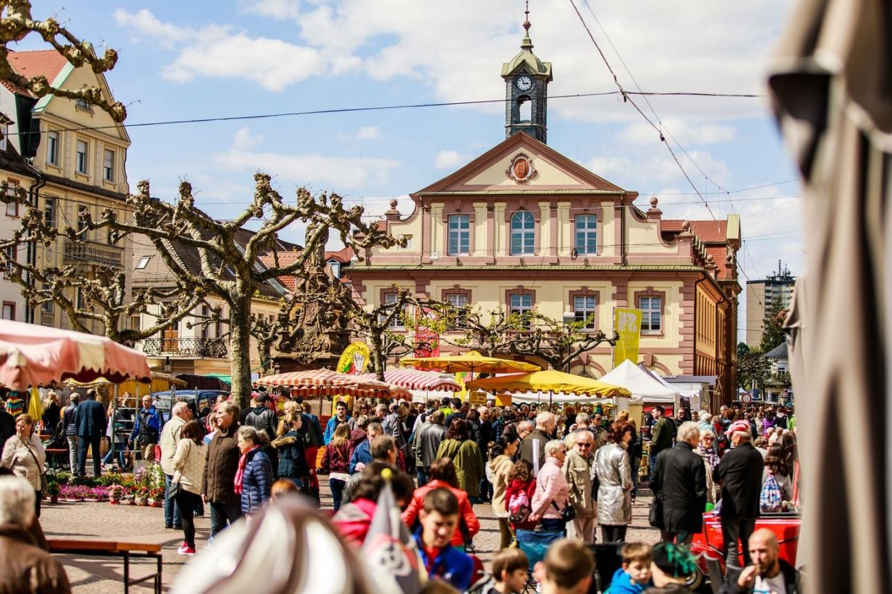 Mit einem vielfältigen Angebot lockt der verkaufsoffene Sonntag am 19. April in die Innenstadt. Archivfoto: Paul Gärtner Menschen auf dem Marktplatz