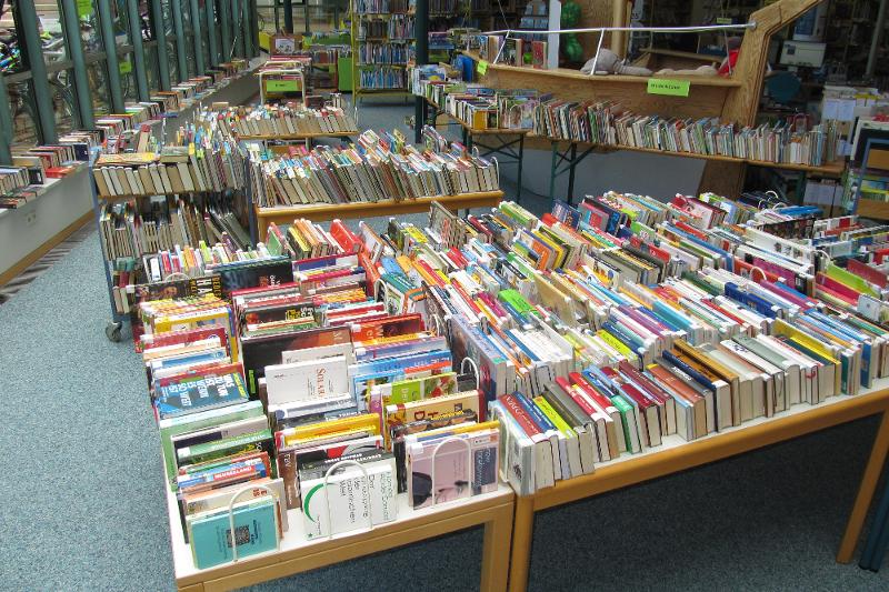 In der Kinderbibliothek sind viele alte Bücher auf extra bereitgestellten Tischen aufgebaut.