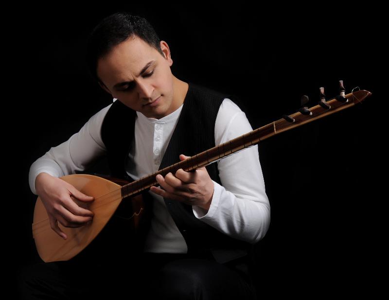 Künstlerfoto von Murat Bay mit Bağlama in der Hand.