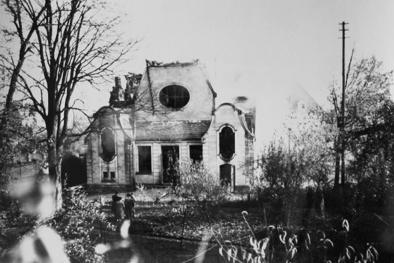 Synagoge bei Tag, in ausgebranntem Zustand