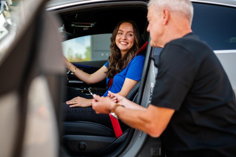 Frau sitzt in einem Auto