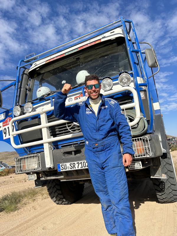 Foto von Rallyefahrer Daniel Schatz vor einem Truck