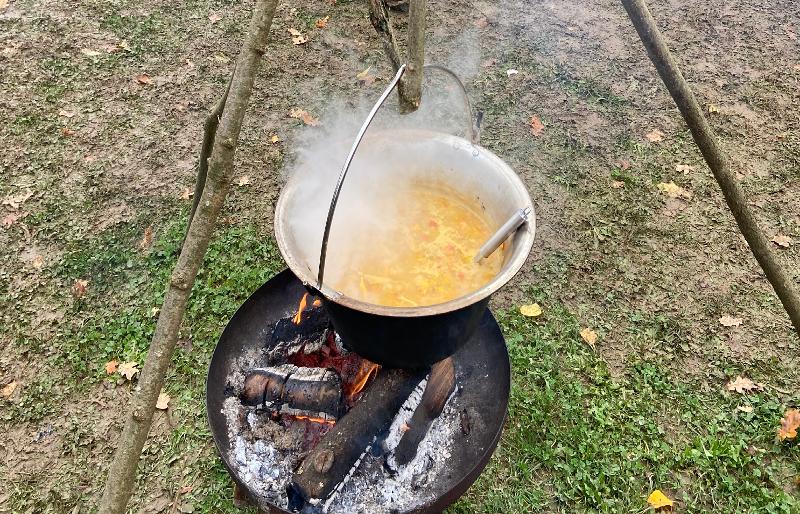 Kochen über dem offenen Feuer - Bild: Marianne Knörr-Groß