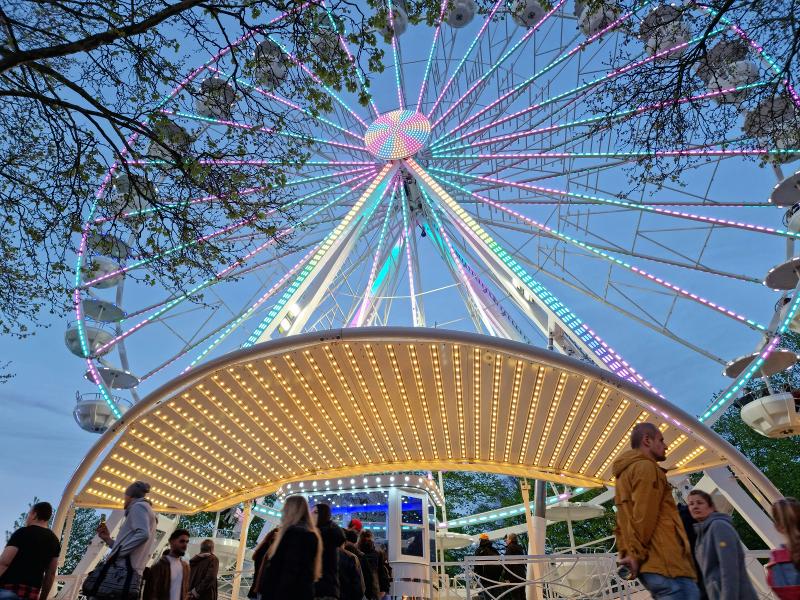 Riesenrad auf dem Frühjahrsjahrmarkt