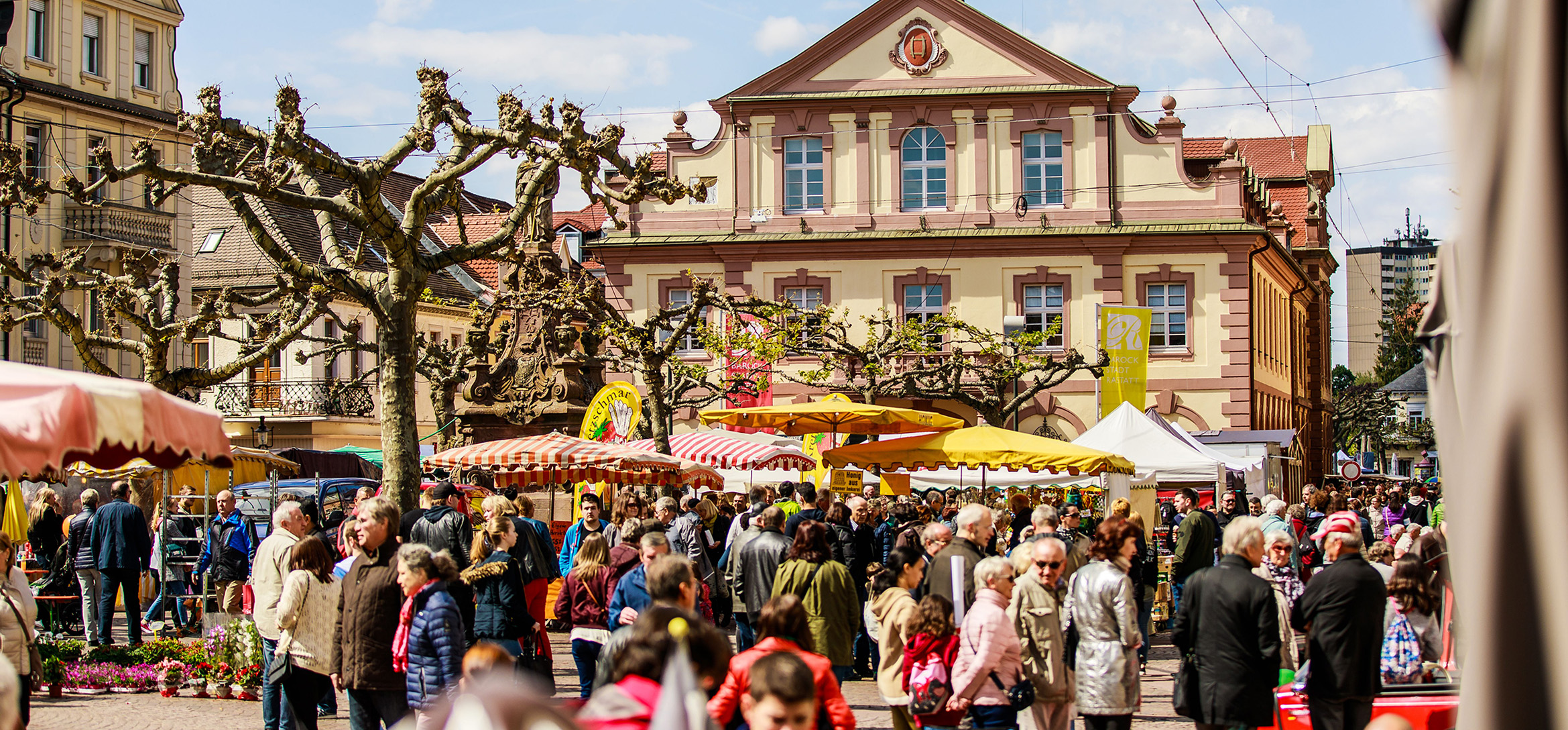 Frühlingsmarkt auf dem Marktplatz Rastatt beim Verkaufsoffenen Sonntag
