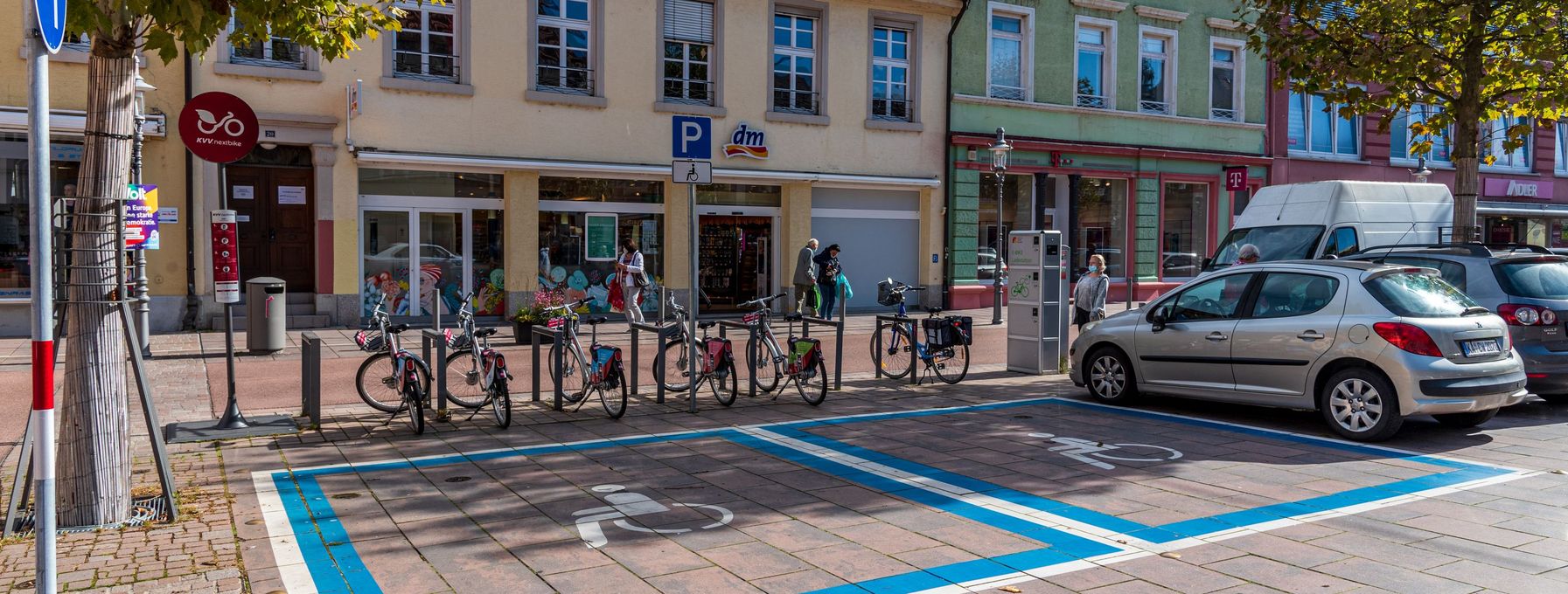 Behindertenparkplatz vor einem Geschäft