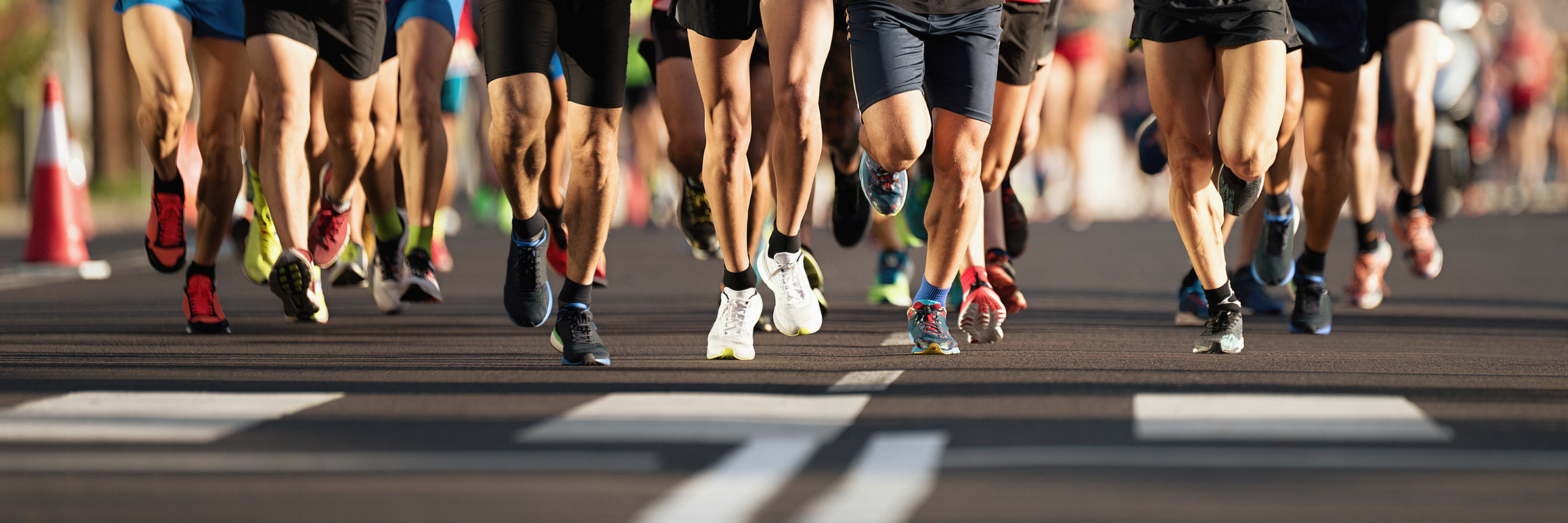 Start eines Marathons, zu sehen sind die Füße der Läufer