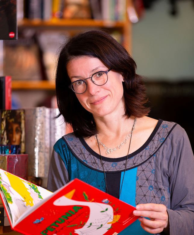 Tanja Eger mit Buch in der Hand