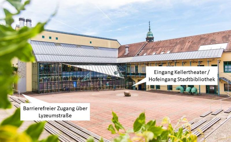 Cour du forum culturel de Rastatt avec la bibliothèque municipale et l'entrée du théâtre en sous-sol. 