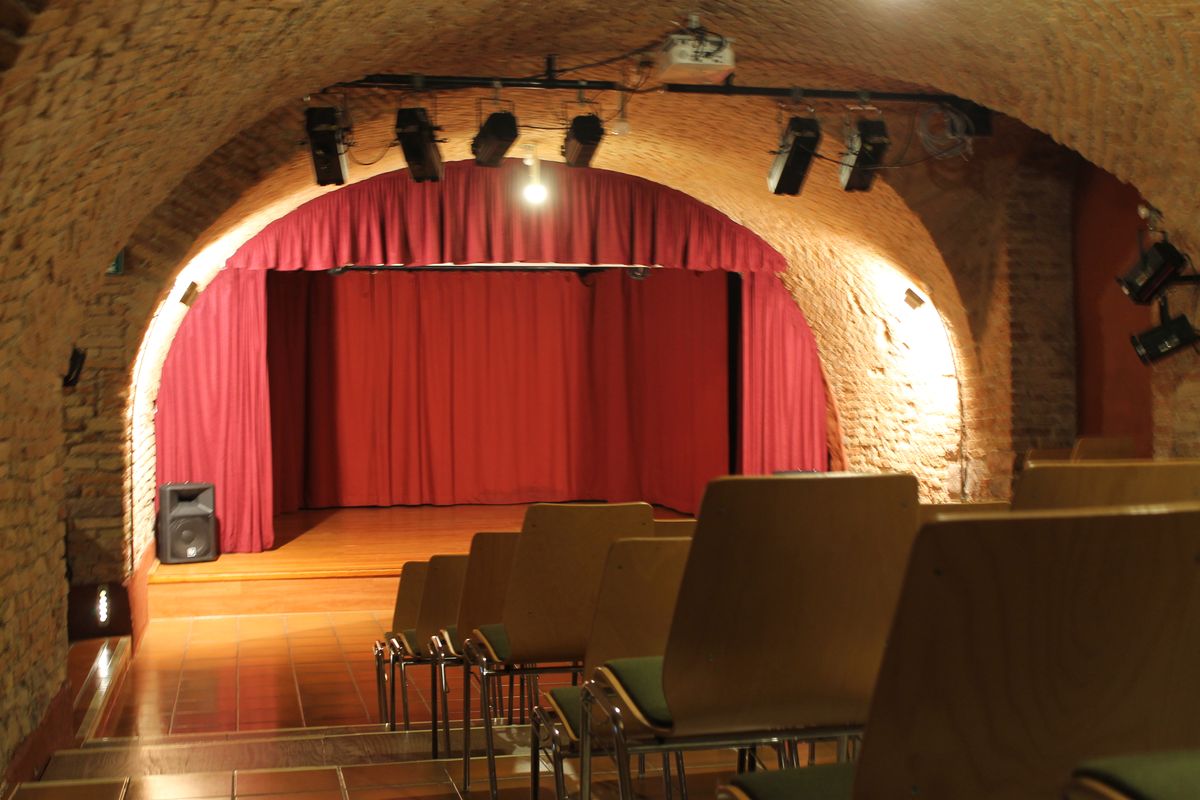 Vue de la scène avec éclairage au Kellertheater de Rastatt.