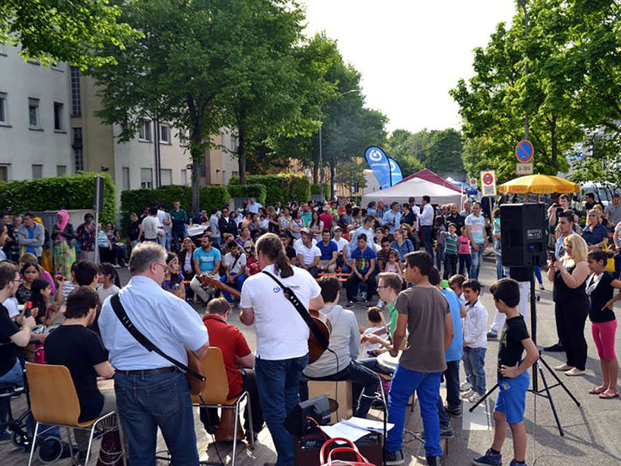 Menschengruppe beim Stadtteilfest