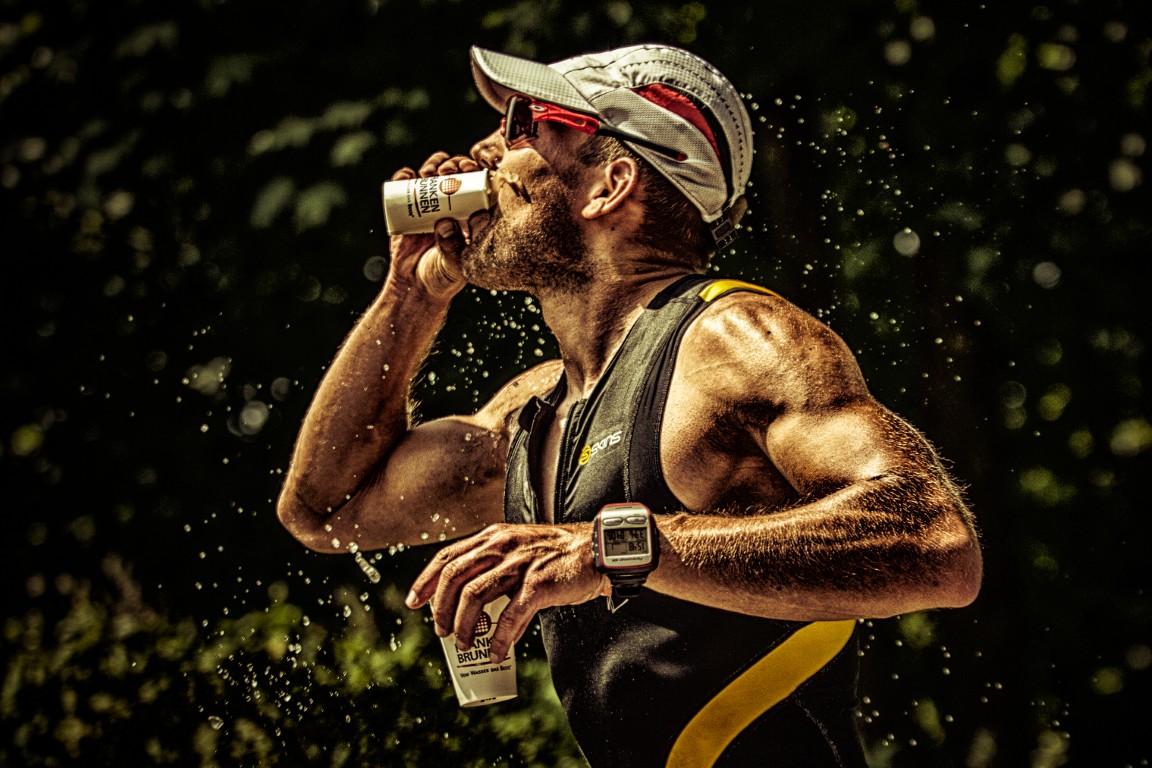 Fotografie eines Sportlers, der im Laufen trinkt