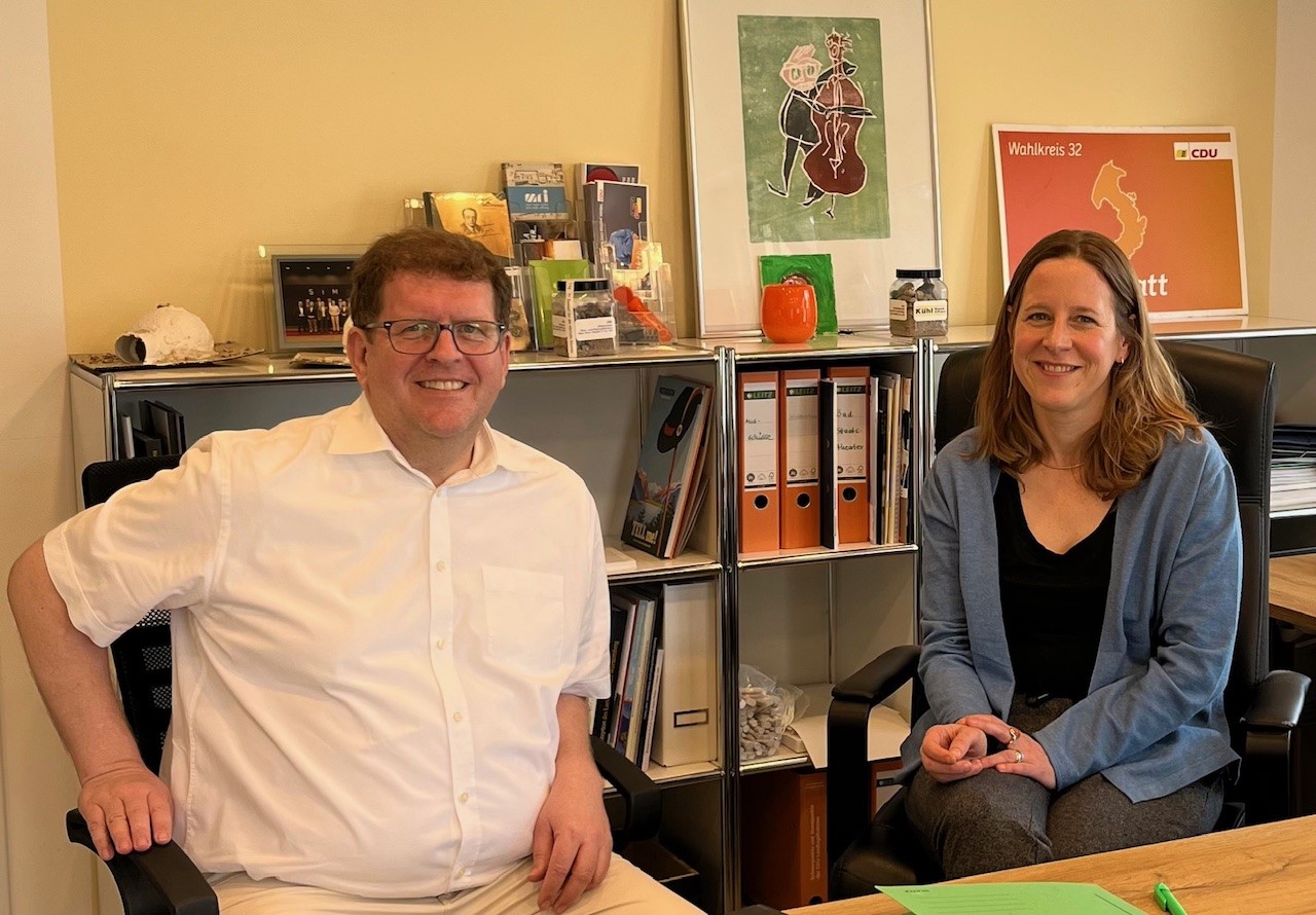 Mayor Monika Müller (l.) in conversation with Alexander Becker, MdL