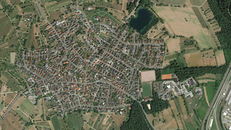 Vue aérienne d'Ottersdorf avec des champs et des maisons