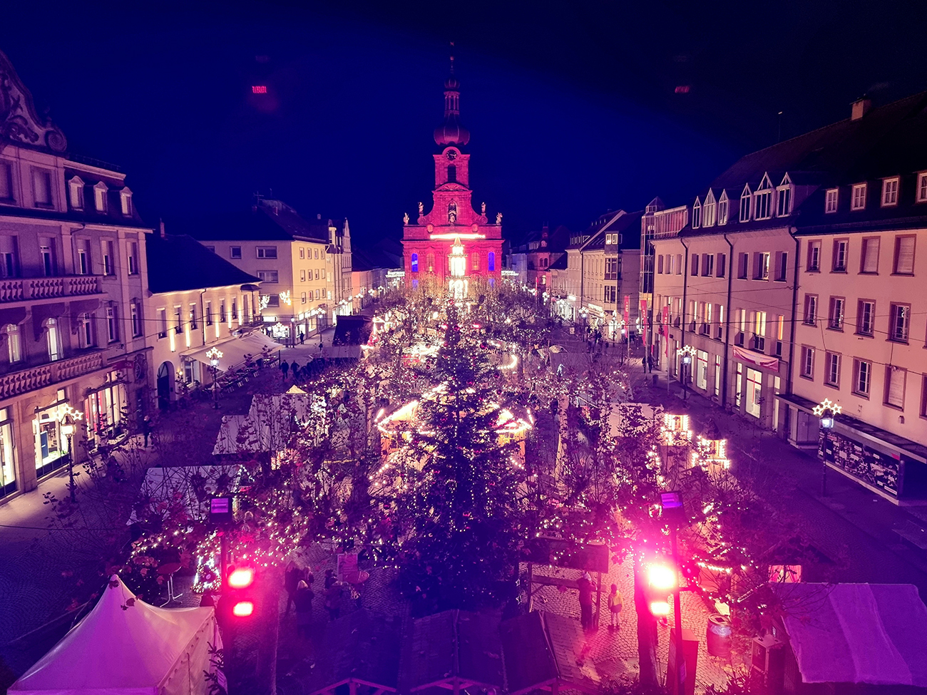 Blick vom Rathausbalkon auf den Weihnachtsmarkt