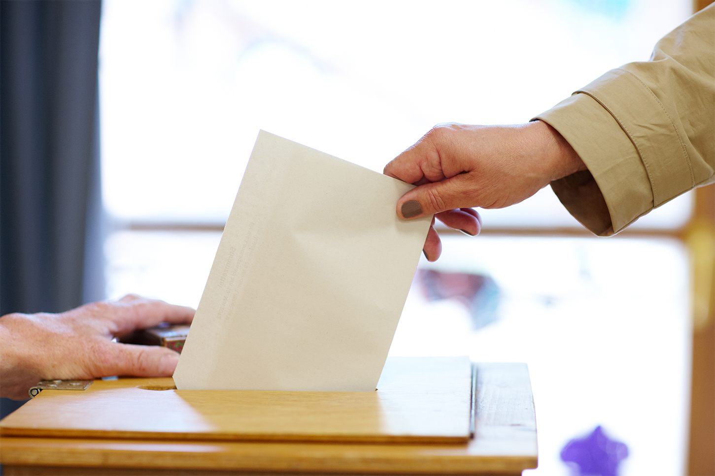 Landtagswahl am Sonntag, 8. März 2026. Foto: chtristian schwier - stock.adobe.com Frau wirft Stimmzettel in Wahlurne